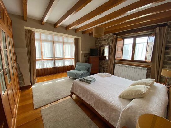dormitorio casa rural forjas de orzales