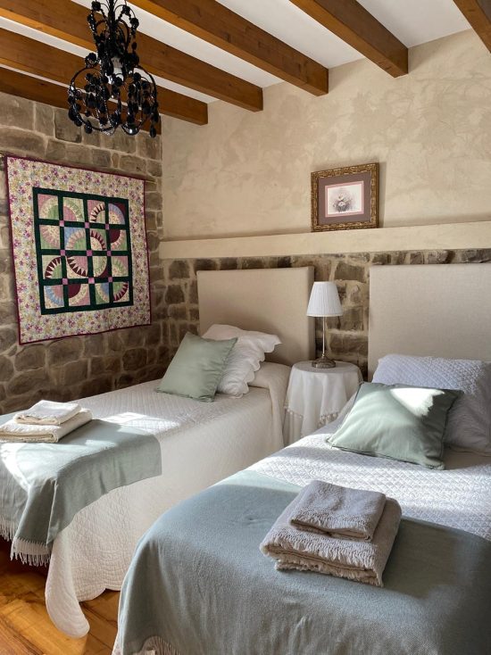 dormitorio casa rural forjas de orzales