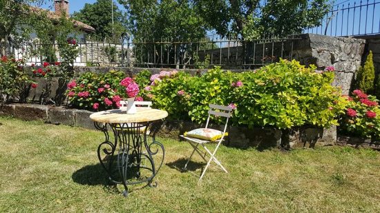 jardin casa rural forjas de orzales