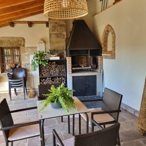 porche salón casa rural forjas de orzales